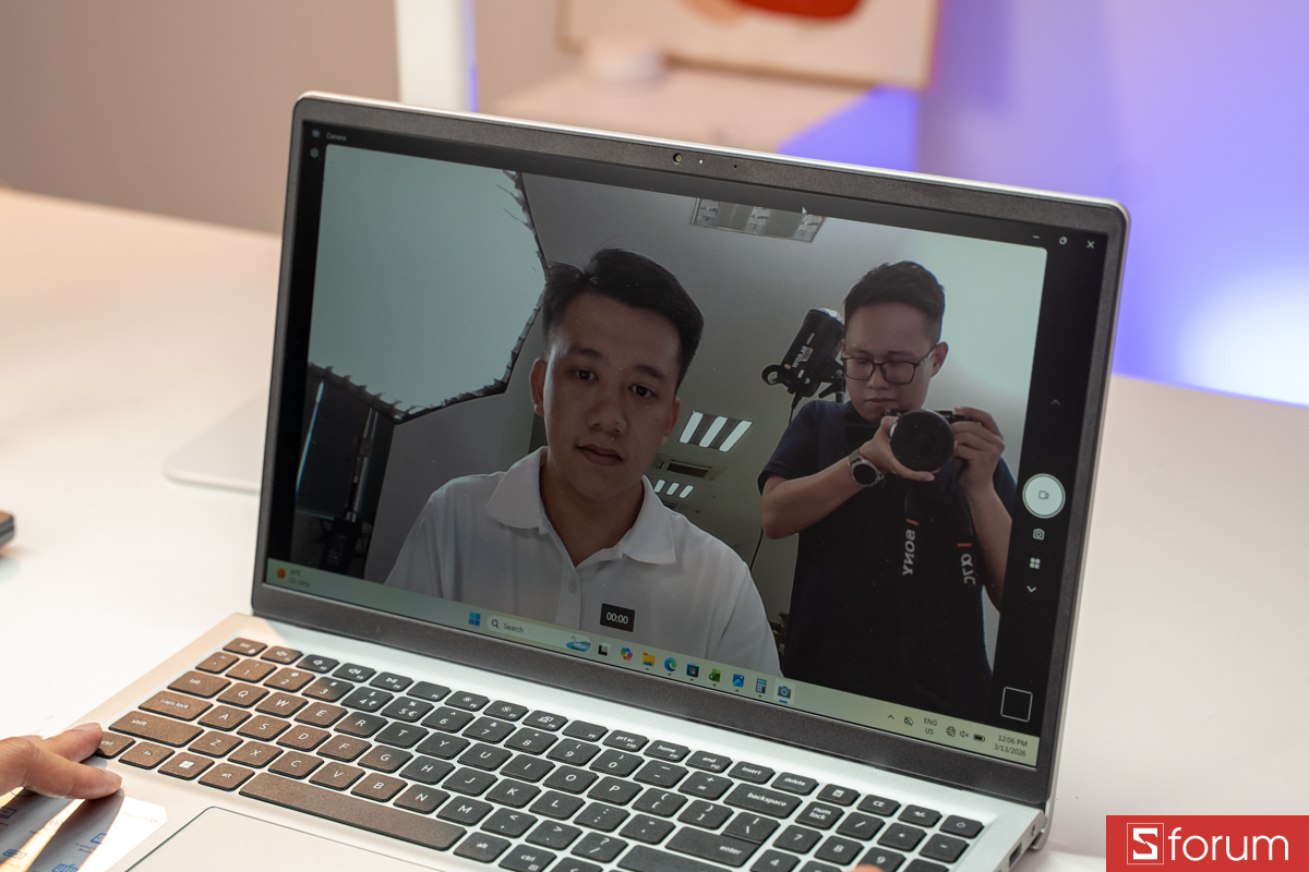 máy cũng hỗ trợ 2 khe RAM và có thể nâng cấp tối đa 16GB