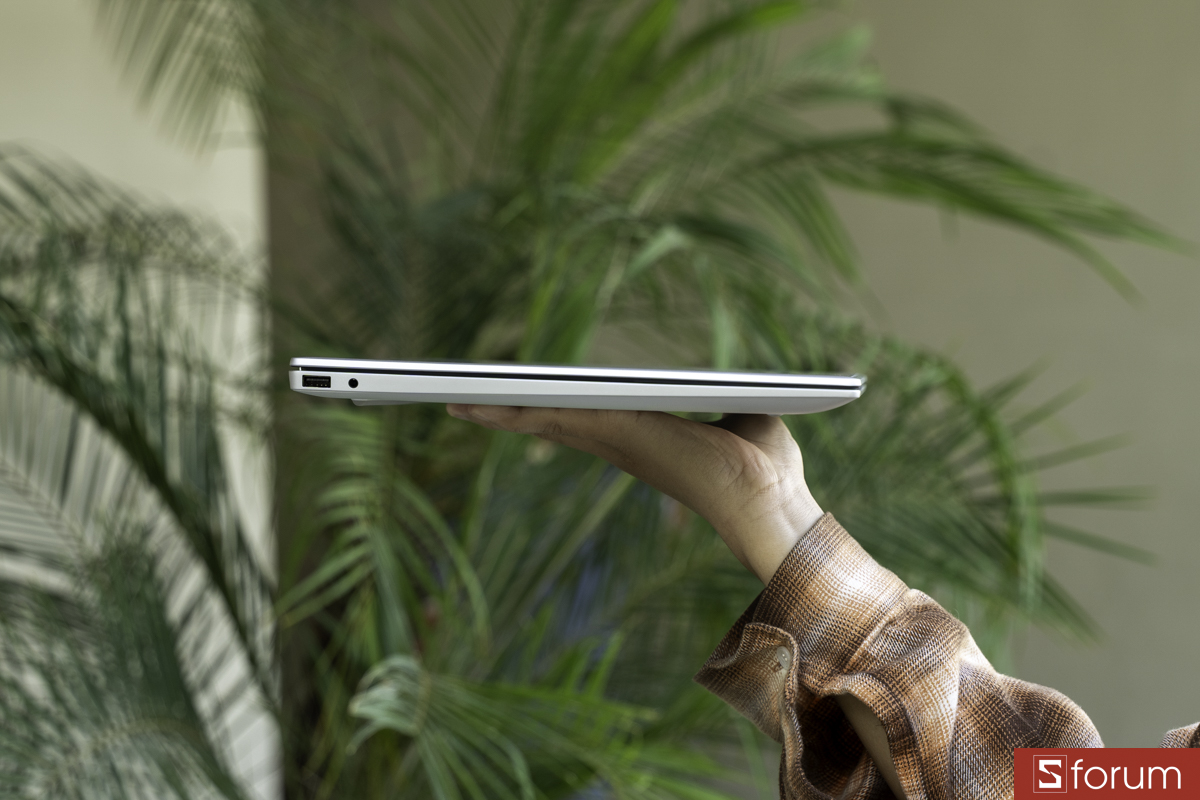 Lưu ý nhẹ là cổng USB-C trên máy chỉ hỗ trợ truyền dữ liệu