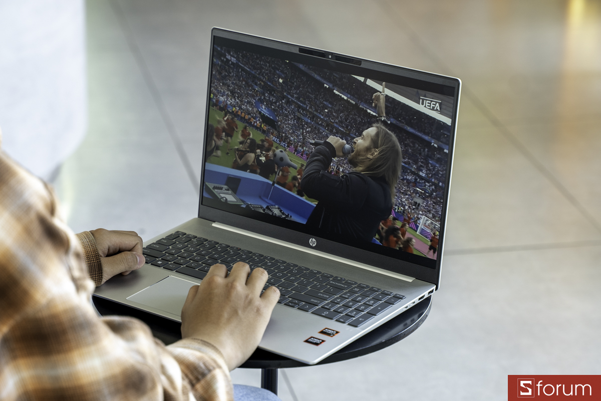 Máy sở hữu màn hình 15.6 inch Full HD