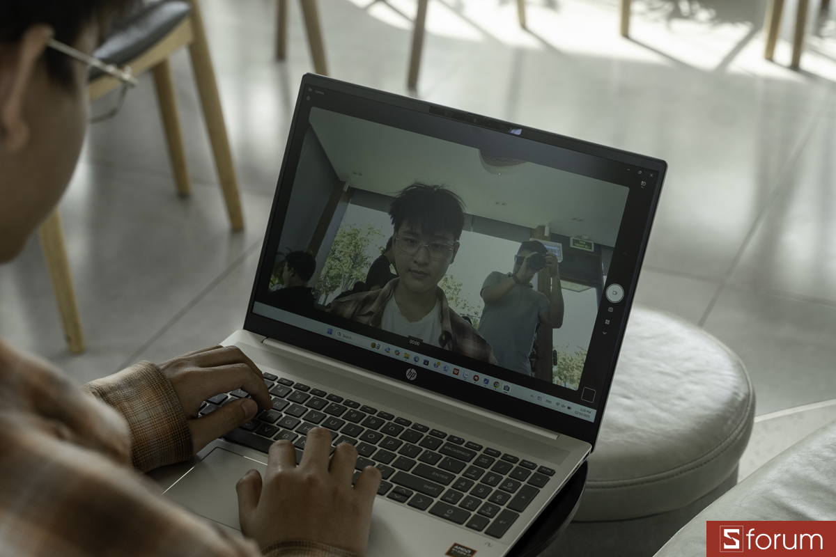 Máy có 2 khe RAM và hỗ trợ nâng cấp tối đa 16GB,