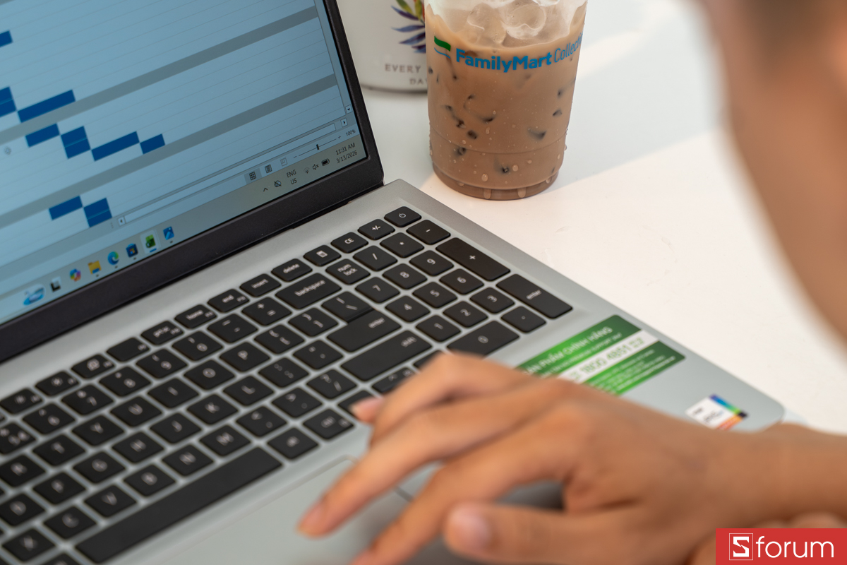 Thiết kế bản lề nâng phía sau cũng khiến phần thân dễ bị lún nhẹ