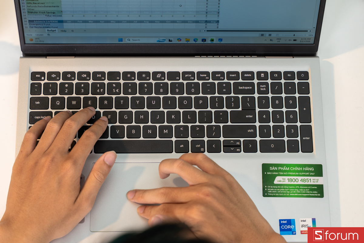 Dell Inspiron 15 3530 sở hữu bàn phím full-size với cụm Numpad riêng biệt