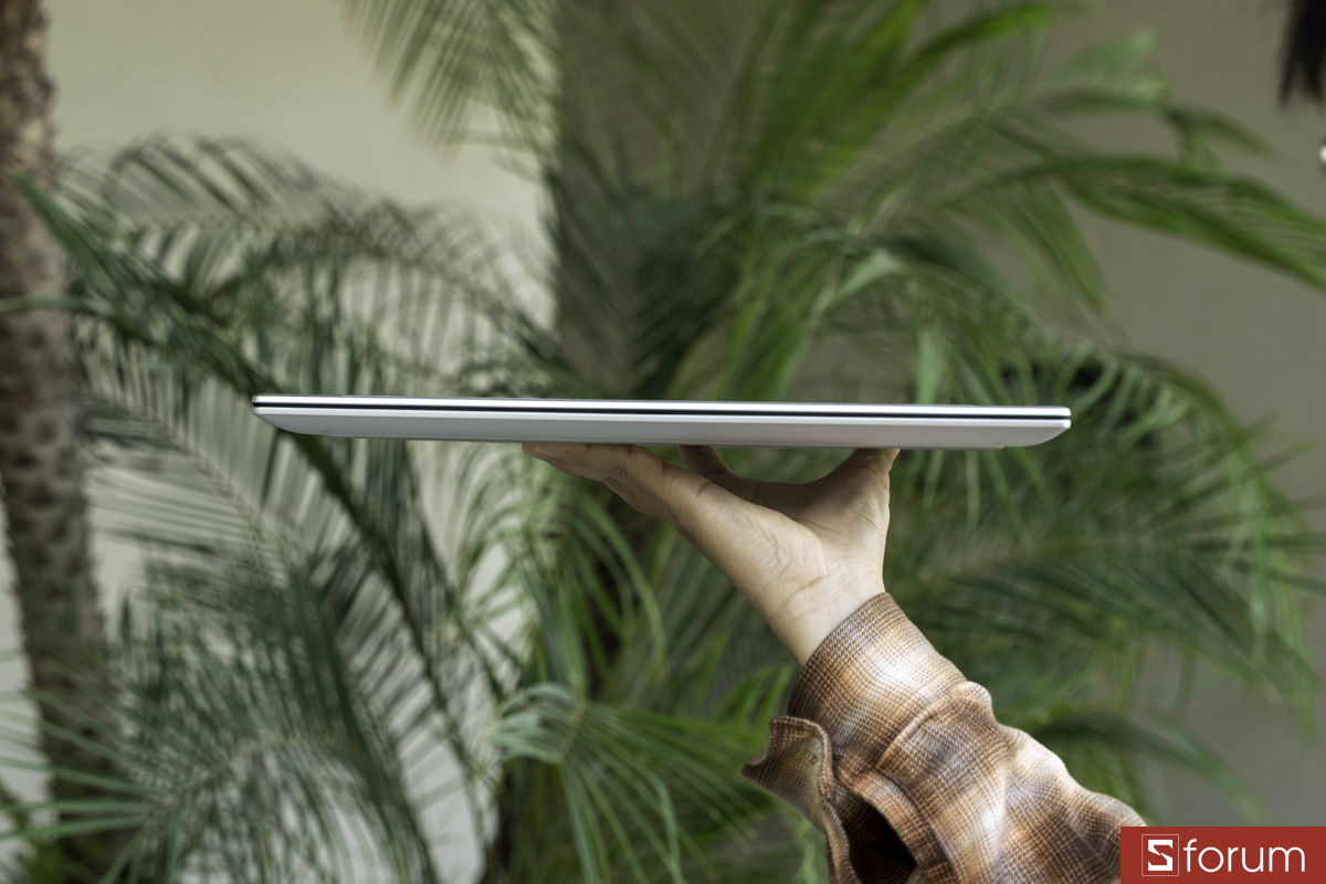 HP OmniBook 5 vẫn giữ được độ mỏng khoảng 1.86 cm và trọng lượng 1.8 kg