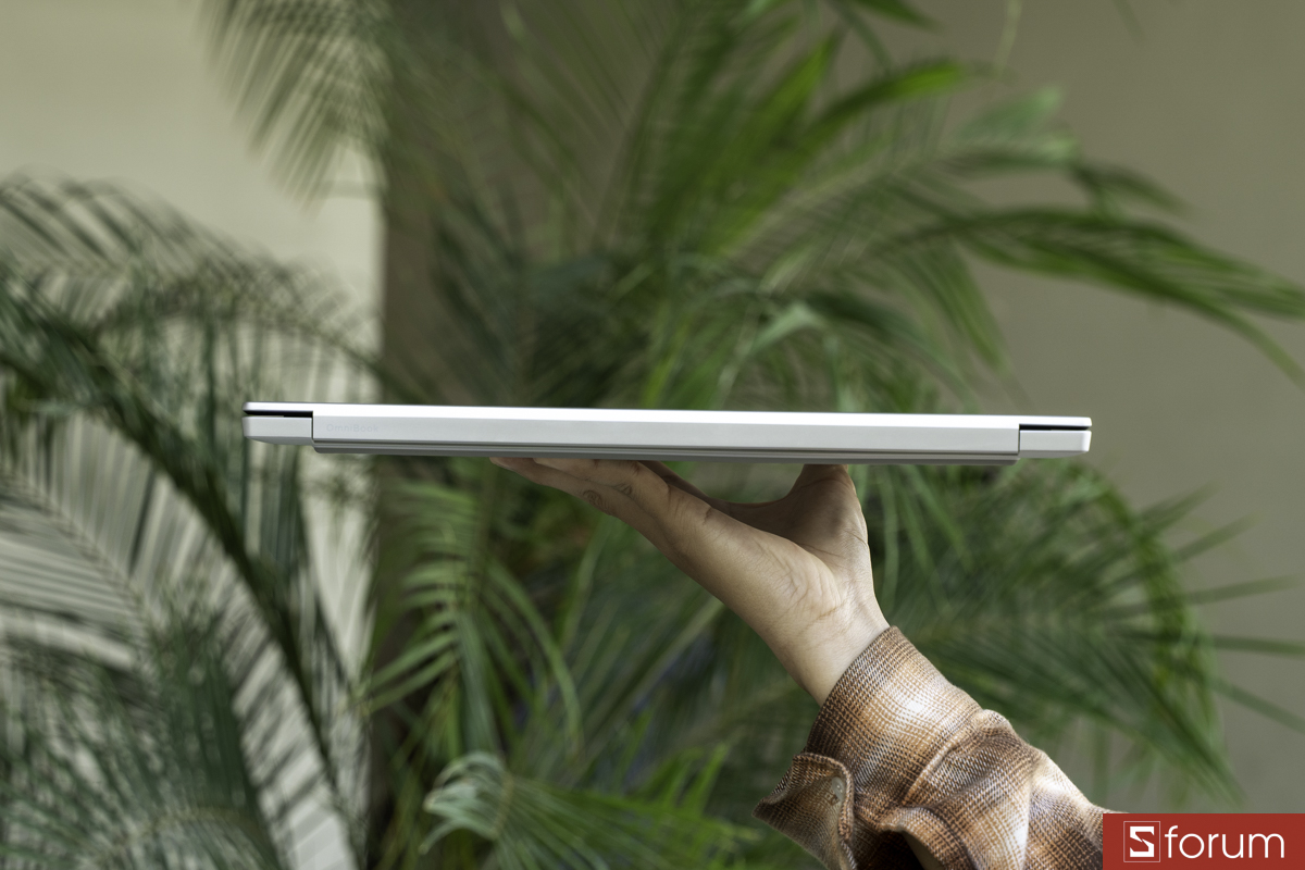 HP OmniBook 5 vẫn giữ được độ mỏng khoảng 1.86 cm và trọng lượng 1.8 kg