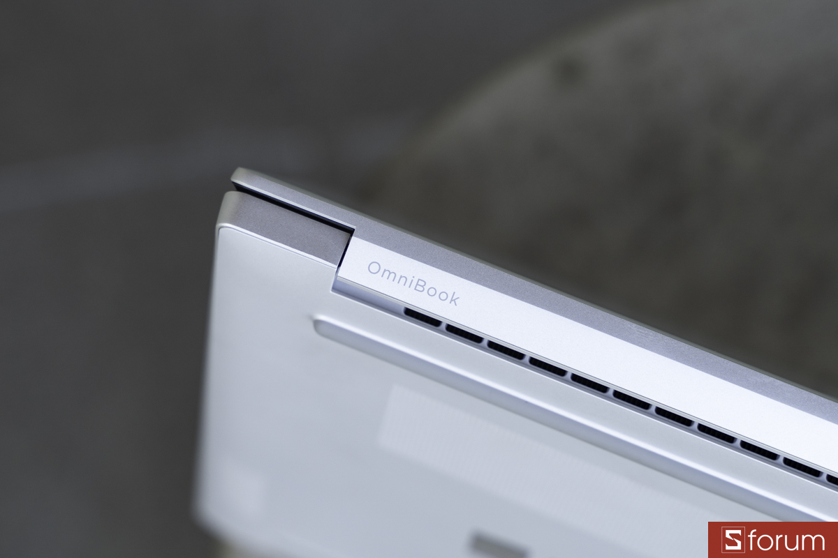 Thiết kế tản nhiệt trên HP OmniBook 5 khá hợp lý cho một chiếc laptop làm việc