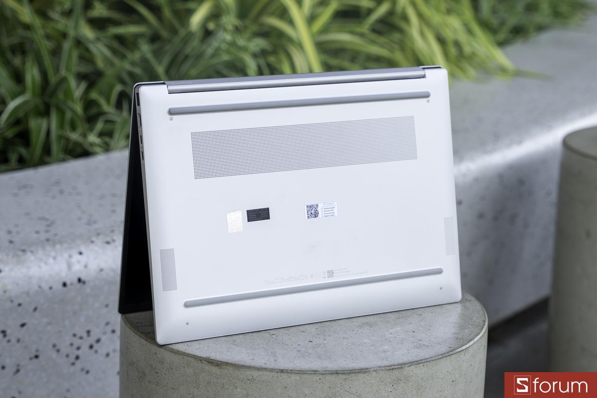 Thiết kế tản nhiệt trên HP OmniBook 5 khá hợp lý cho một chiếc laptop làm việc