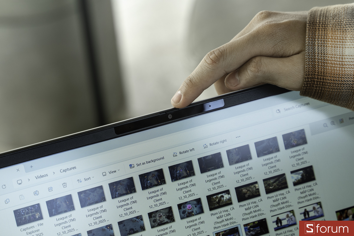 HP OmniBook 5 đặt webcam ở viền trên màn hình