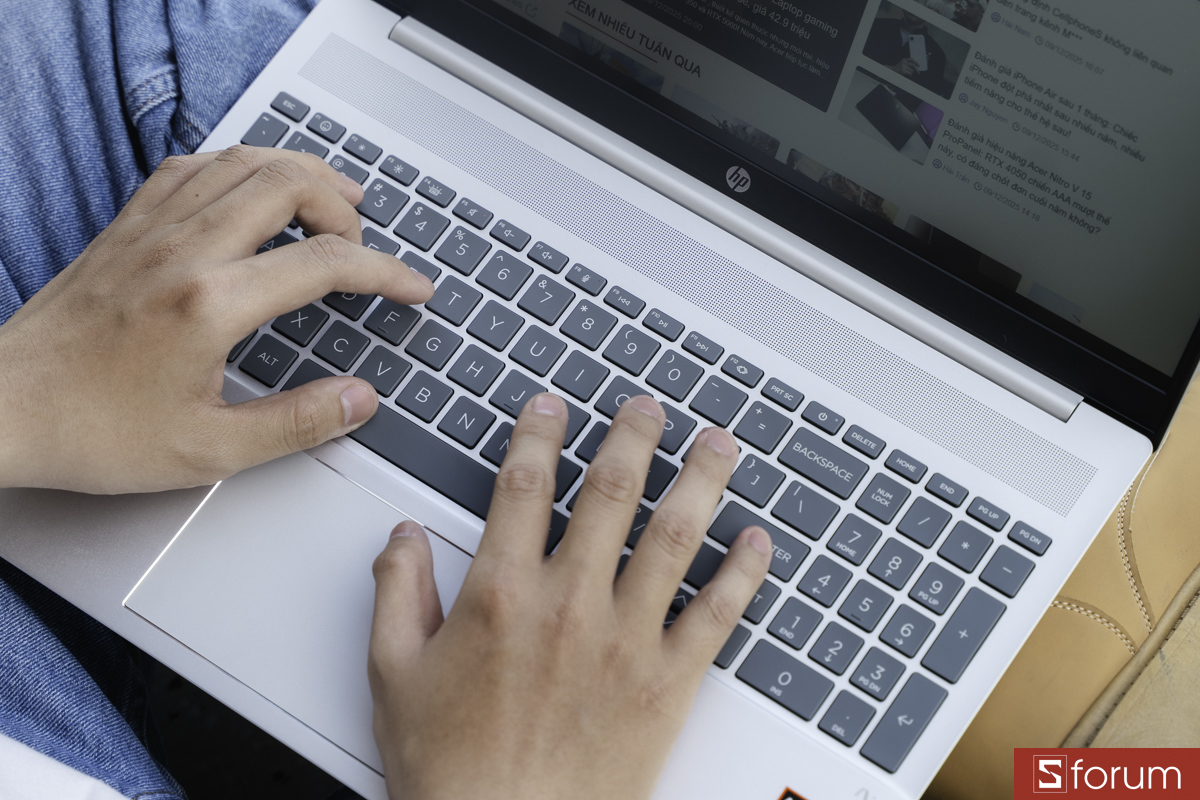 Bàn phím trên HP OmniBook 5 là bàn phím tiêu chuẩn full size khi HP giữ layout quen thuộc