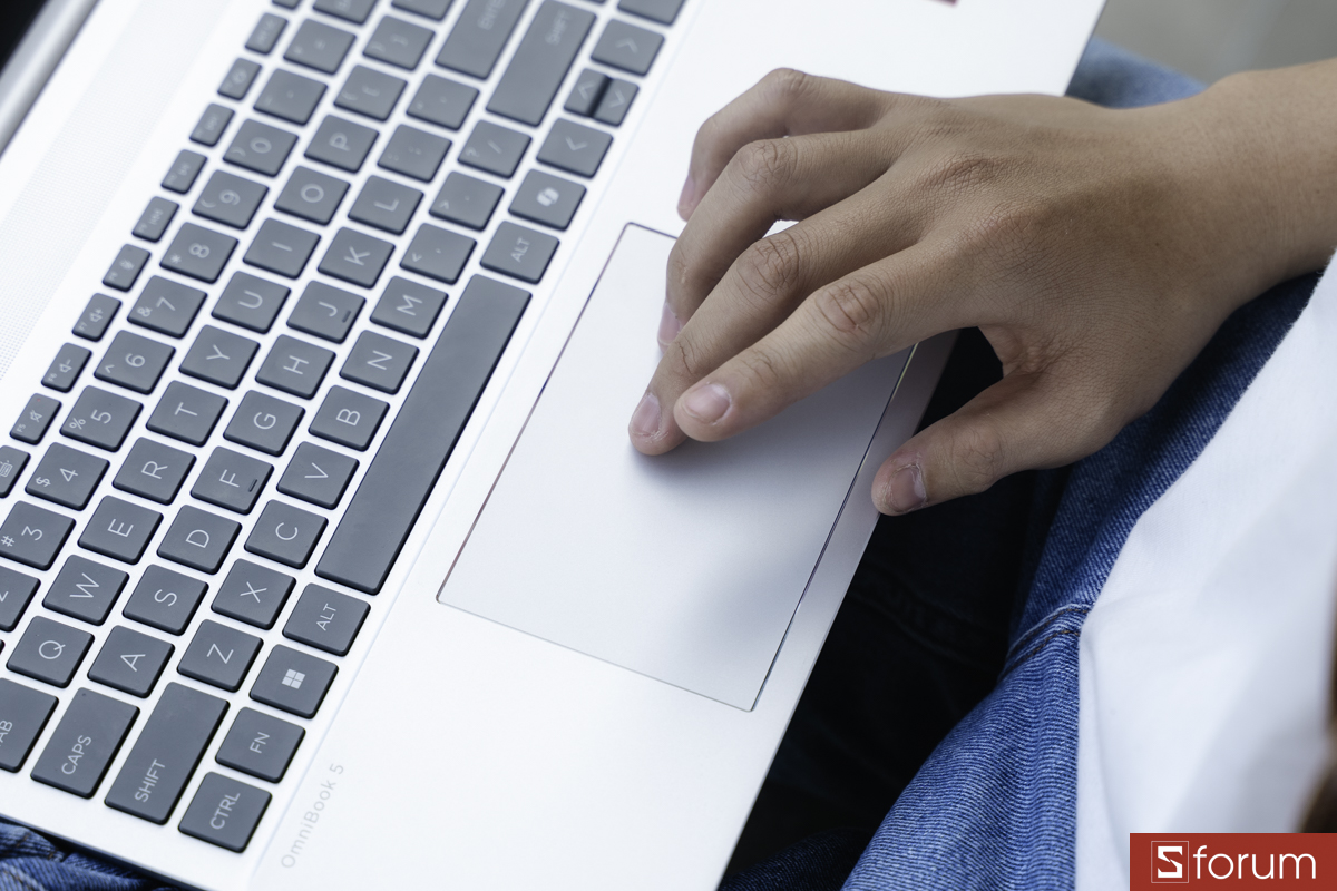 Bàn phím trên HP OmniBook 5 là bàn phím tiêu chuẩn full size khi HP giữ layout quen thuộc