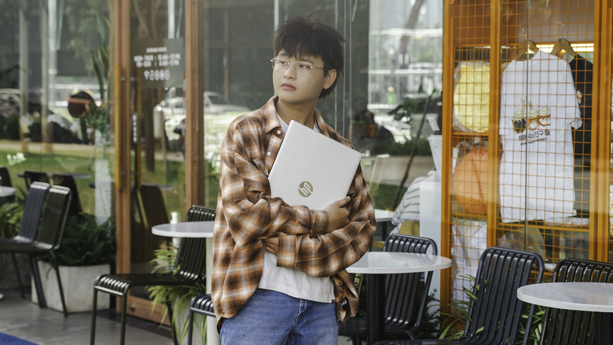 Trên tay HP OmniBook 5: Màn 16 inch rộng đã, Ryzen 7 350 gánh việc lâu dài, giá 22.9 triệu Trên tay HP OmniBook 5: Màn 16 inch rộng đã, Ryzen 7 350 gánh việc lâu dài, giá 22.9 triệu