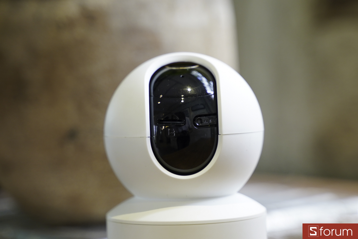 Mặt trước là ống kính độ phân giải 3MP