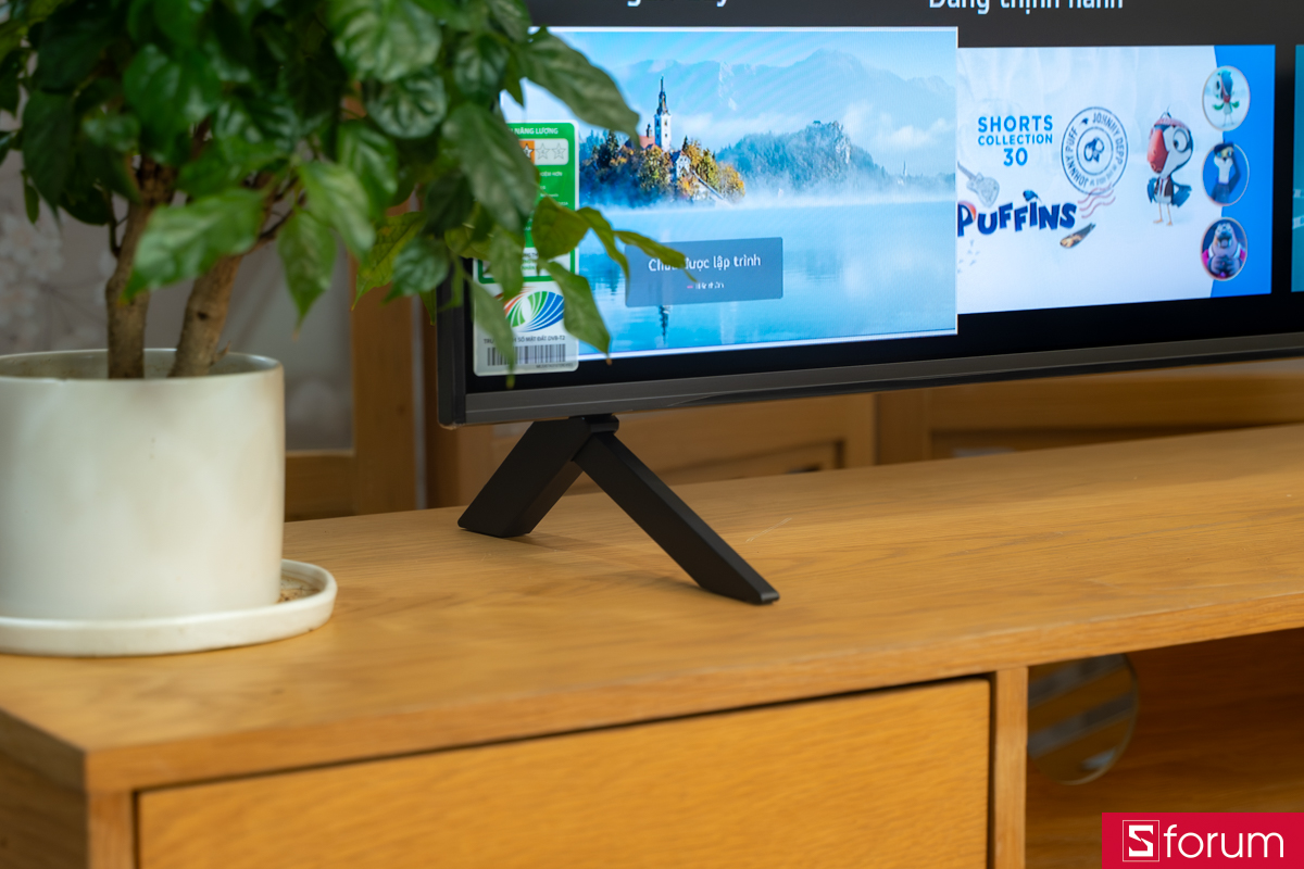 Khi đặt TV trên kệ hay di chuyển nhẹ xung quanh, thân máy đứng vững, không xuất hiện tình trạng rung hay lắc