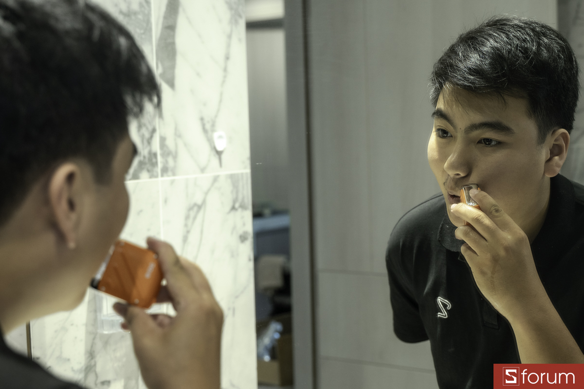 Nhờ khả năng chống nước IPX7, mình có thể vừa rửa mặt vừa cạo hoặc cạo dưới vòi nước