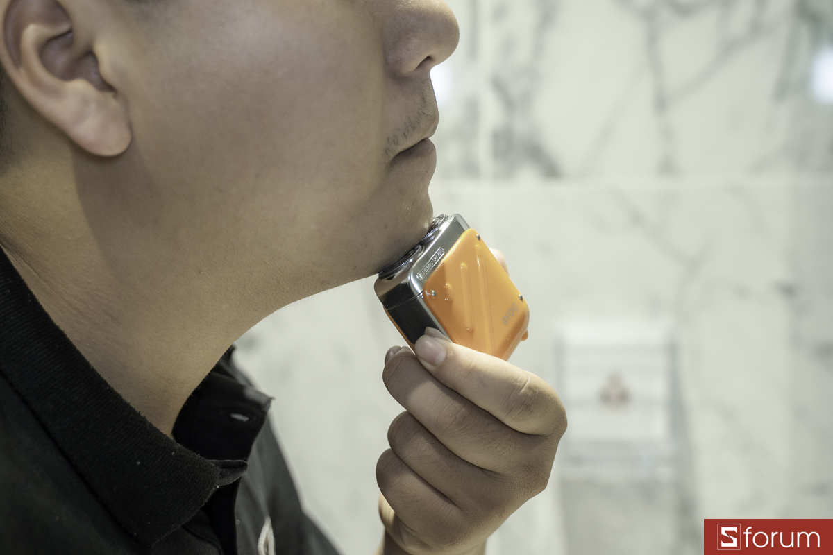 Nhờ khả năng chống nước IPX7, mình có thể vừa rửa mặt vừa cạo hoặc cạo dưới vòi nước