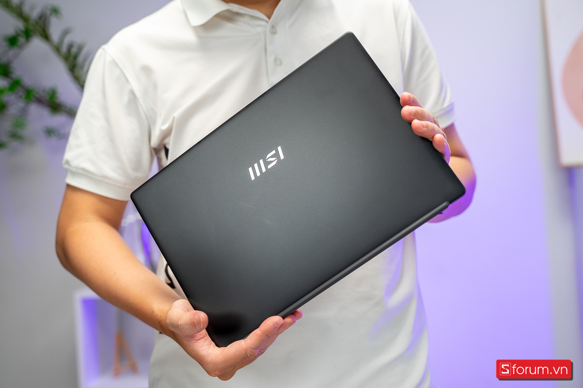 Hình ảnh khi cầm trên tay MSI Modern 14