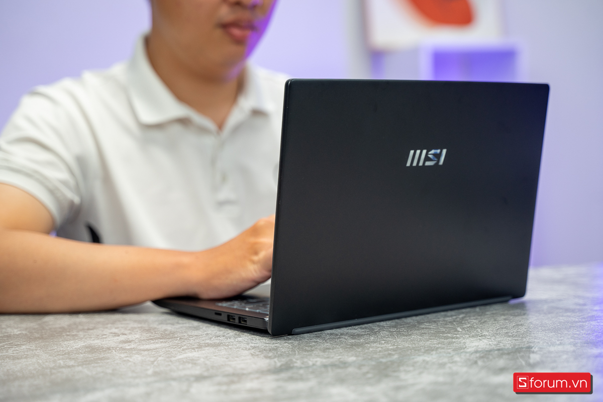 Mặt lưng của MSI Modern 14
