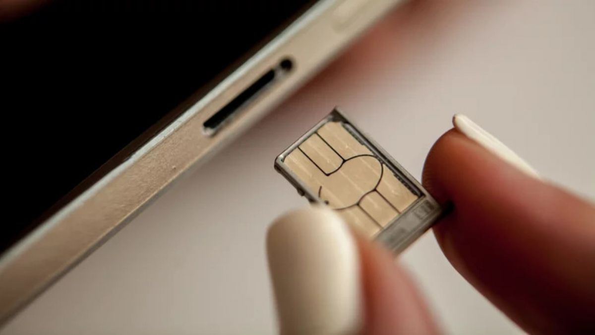 Cách khắc phục điện thoại không gửi được tin nhắn là kiểm tra SIM và khe cắm