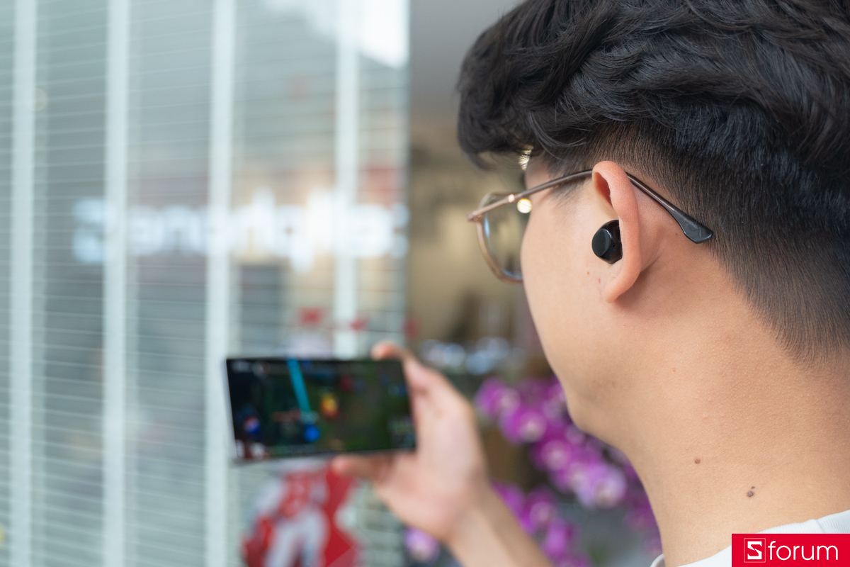 Samsung Galaxy Buds Core nằm gọn trong tai mà không gây cảm giác khó chịu