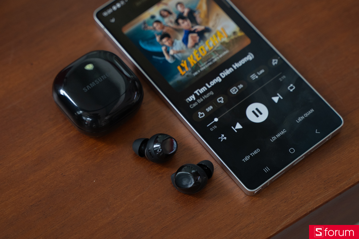 Với thời lượng pin tốt, mình có thể sử dụng Samsung Galaxy Buds Core kết hợp hộp sạc tối đa đến 35 giờ