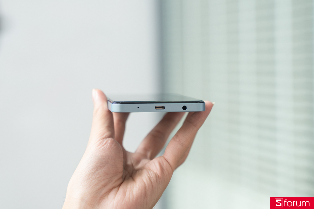 Cạnh dưới của Xiaomi POCO C71 với cổng sạc Type-C, mic và jack 3.5mm