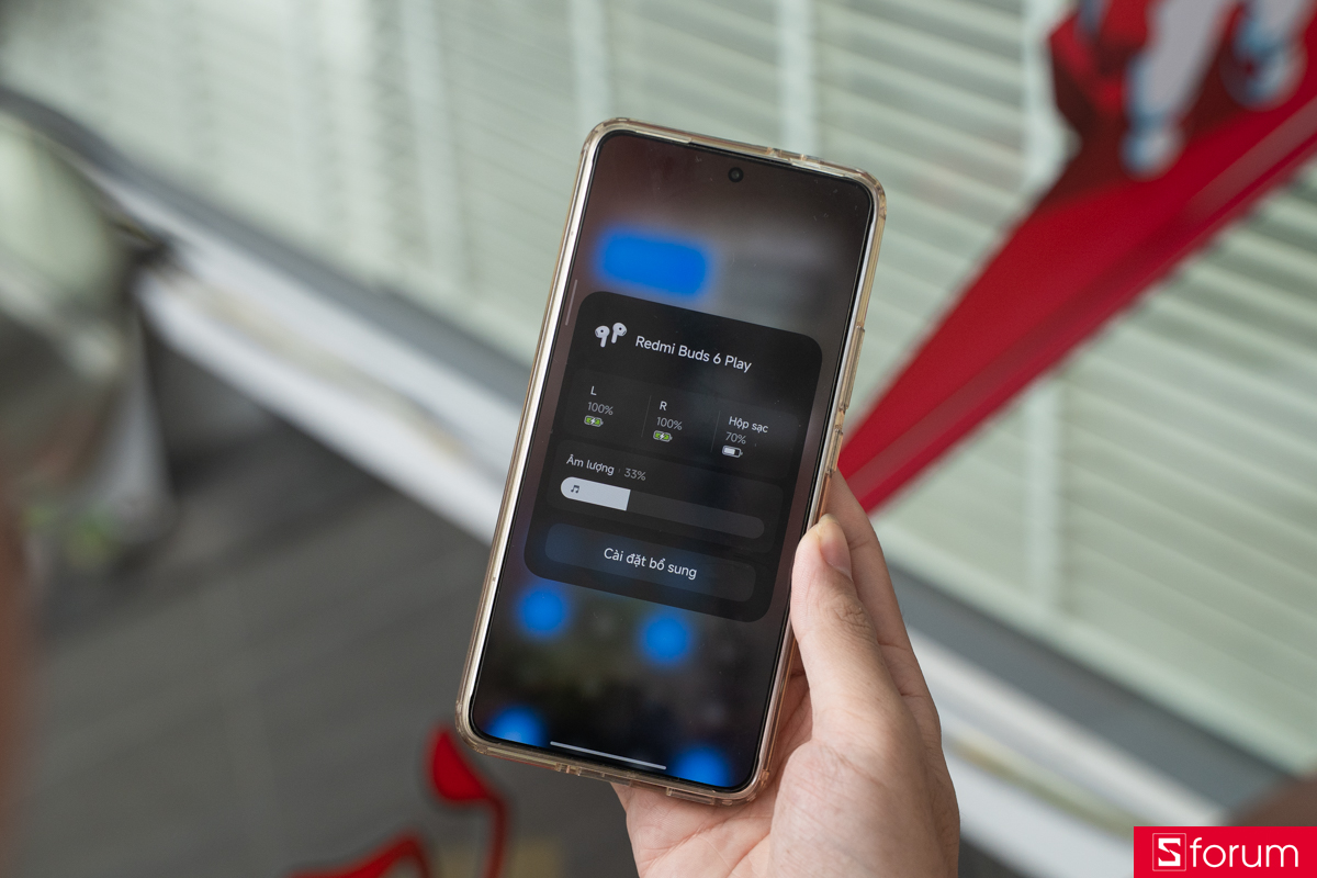 Khả năng tuỳ chỉnh âm lượng và theo dõi dung lượng pin của Xiaomi Redmi Buds 6 Play