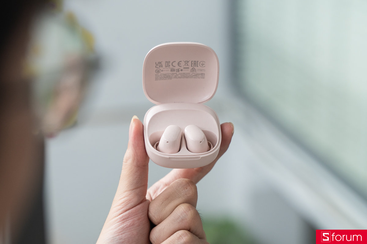 Hộp sạc và tai nghe Xiaomi Redmi Buds 6 Play