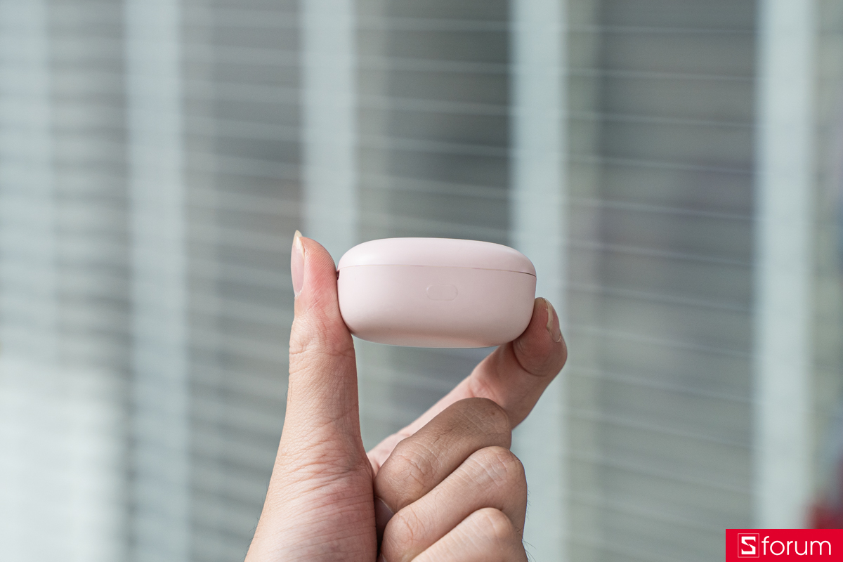 Nút chức năng ở cạnh bên phải của Xiaomi Redmi Buds 6 Play