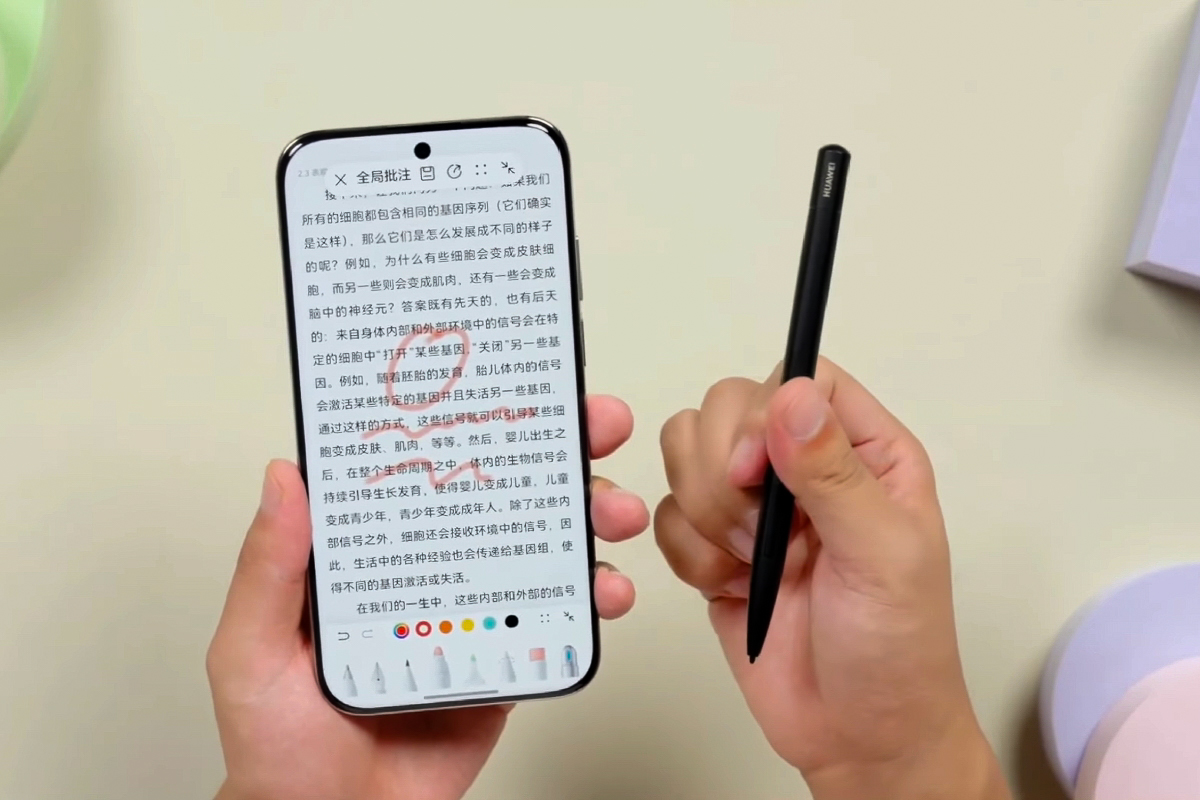 Nhờ không gian hiển thị lớn, việc ghi chú với bút cảm ứng cũng dễ dàng hơn