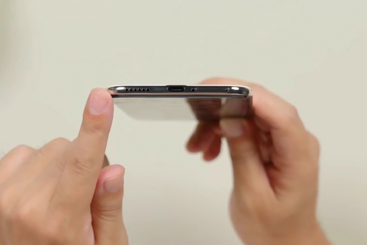 Cạnh dưới của Huawei Mate 70 Air với cổng sạc, loa và khe SIM