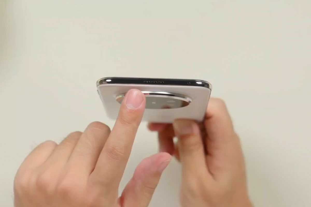 Cạnh trên của Huawei Mate 70 Air với loa ngoài và cổng hồng ngoài