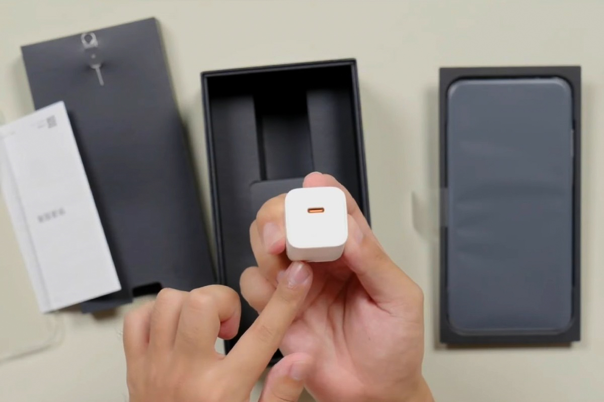 Cục sạc 66W với kích thước rất nhỏ gọn của Huawei Mate 70 Air