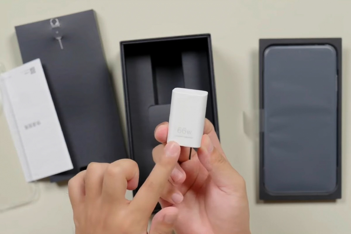 Cục sạc 66W với kích thước rất nhỏ gọn của Huawei Mate 70 Air