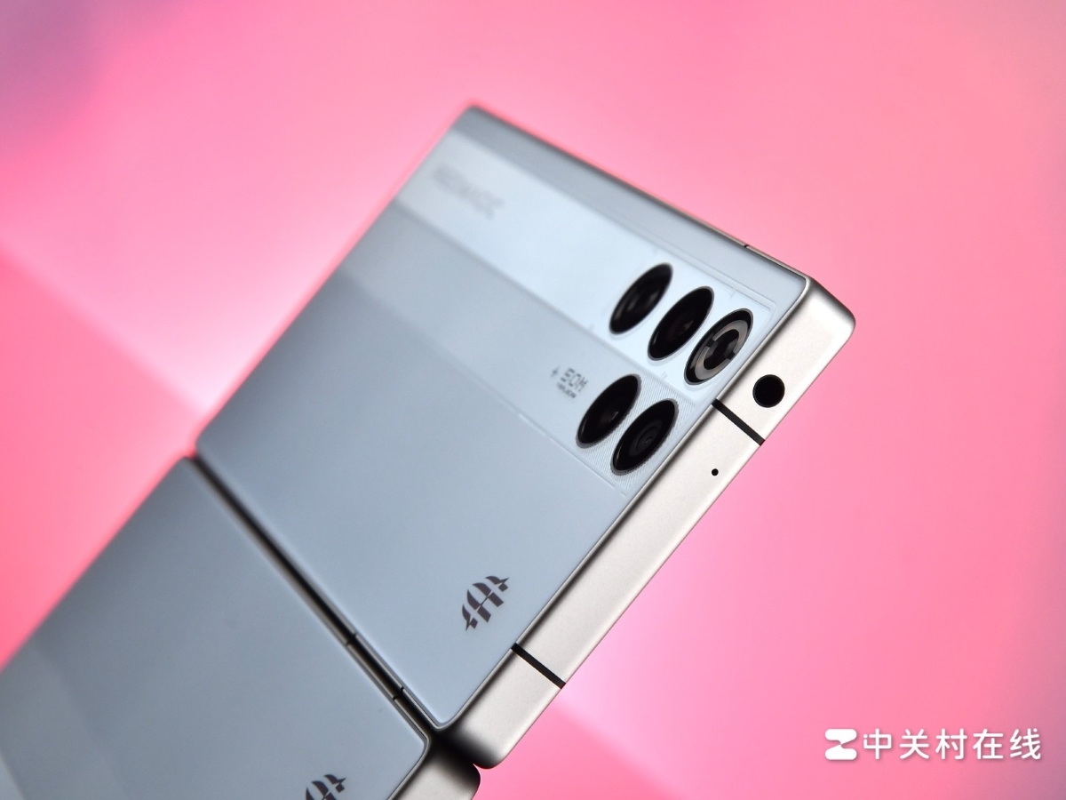 Cạnh trên của nubia Red Magic 11 Pro