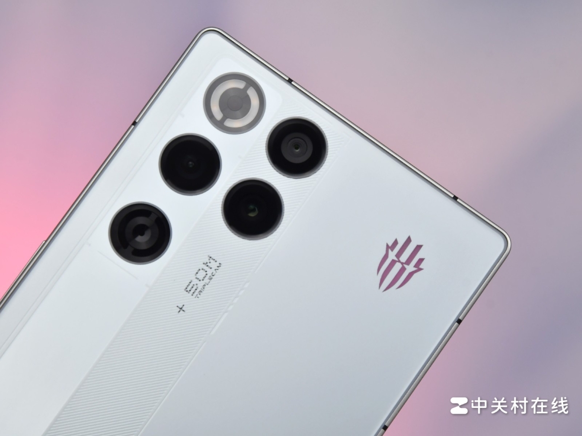 Cụm camera của nubia Red Magic 11 Pro