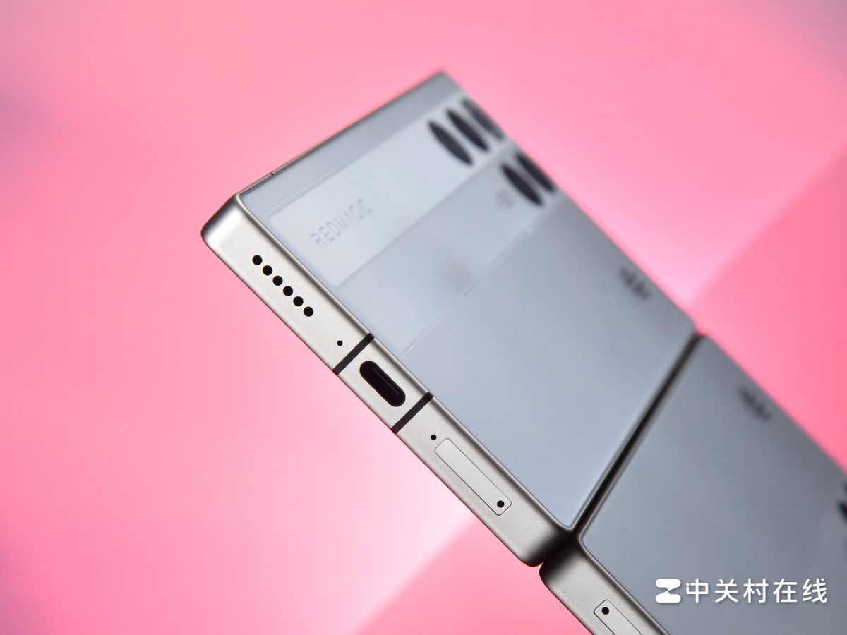 Cạnh dưới của nubia Red Magic 11 Pro