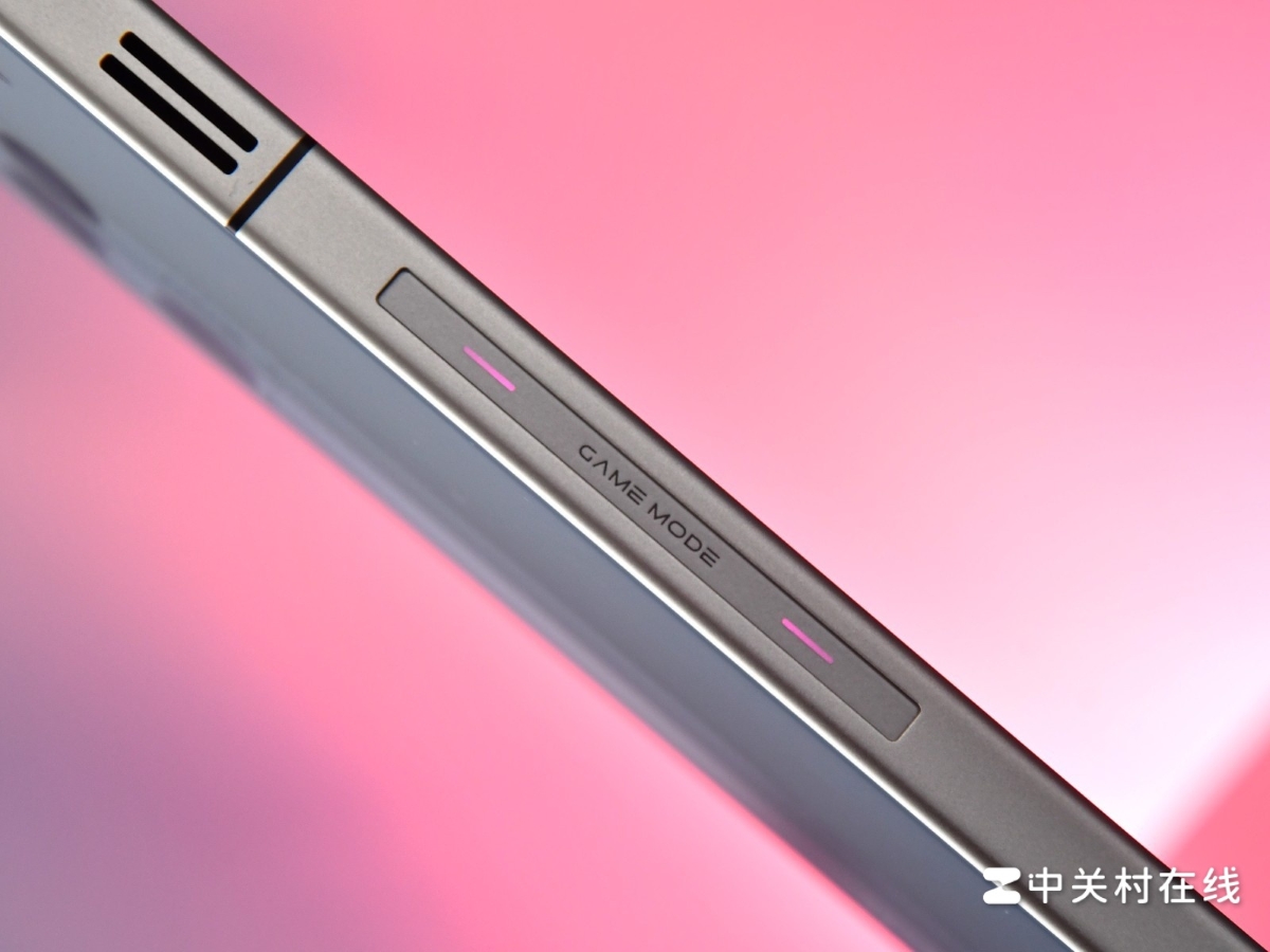 Cạnh trái của nubia Red Magic 11 Pro