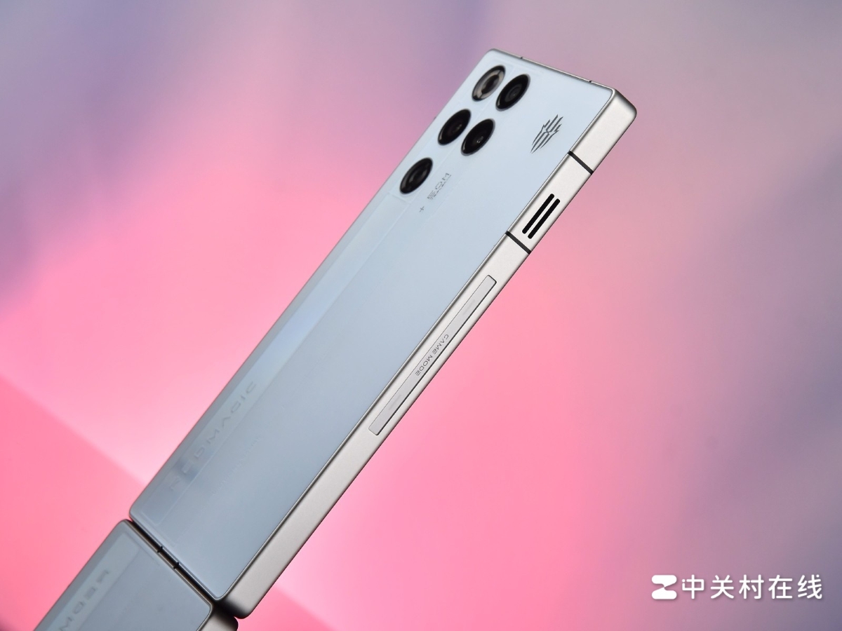 Cạnh trái của nubia Red Magic 11 Pro