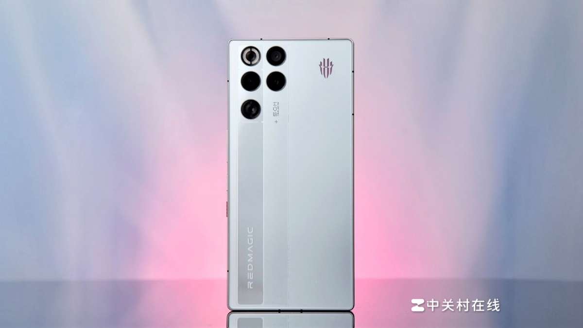 Cận cảnh nubia Red Magic 11 Pro Silver Wing Warrior : Ngoại hình cực đẹp, cấu hình "khủng long", giá từ 18.48 triệu.