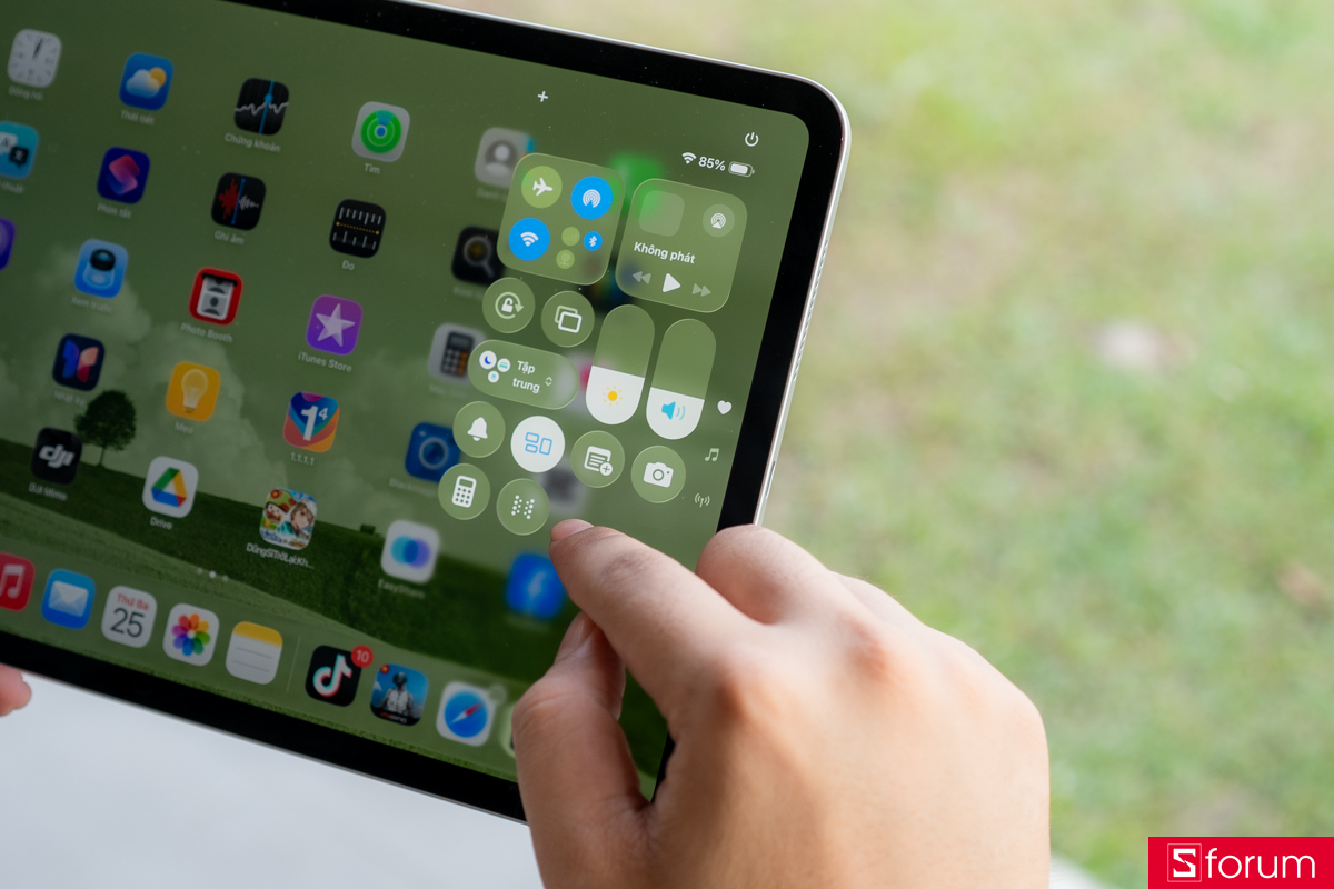 Giao diện Liquid Glass trên iPad Pro M5