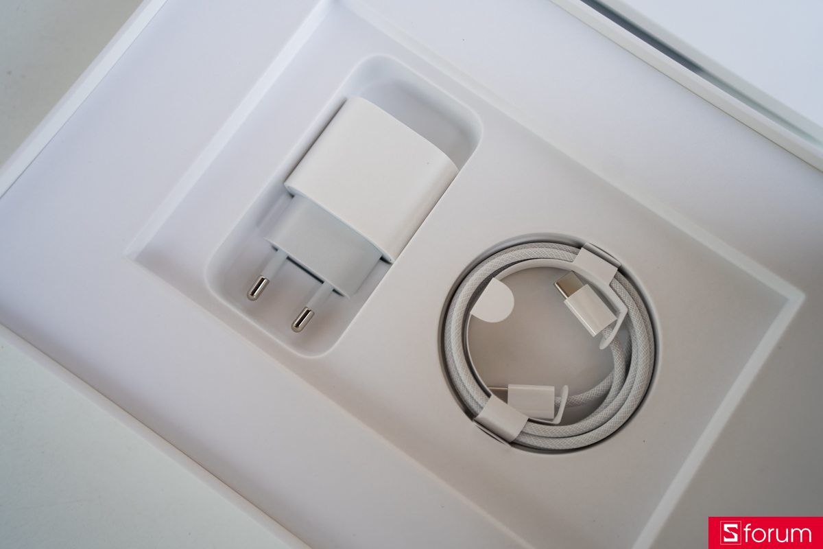 Bộ sạc được tặng kèm trong hộp của iPad Pro M5