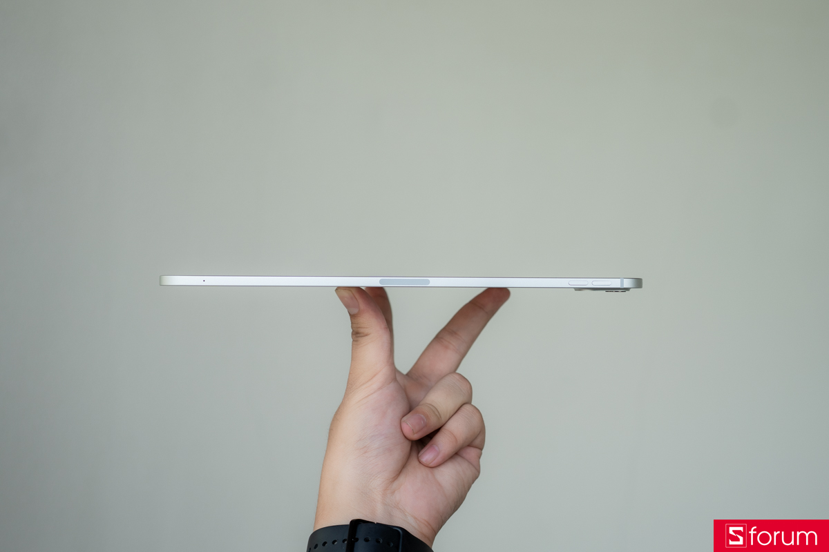 Cạnh phải của iPad Pro M5