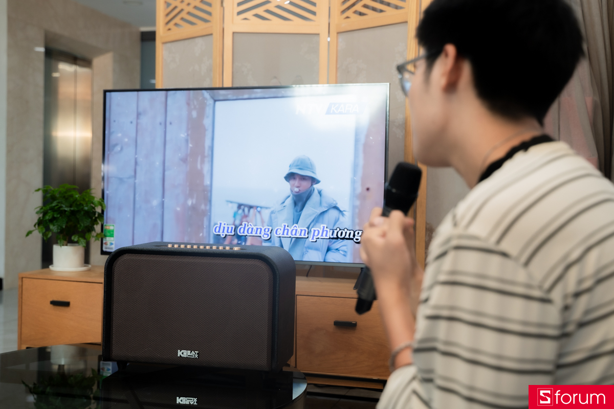 Nhờ vào viên pin lớn, mình không lo trải nghiệm âm thanh bị gián đoạn