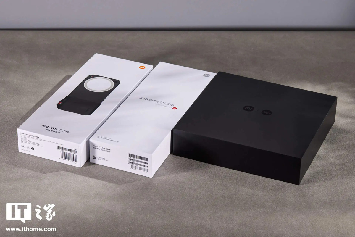 Hộp đựng của bộ Photography Kit (trái), Xiaomi 17 Ultra (giữa) và Xiaomi 17 Ultra Leica Edition (phải)