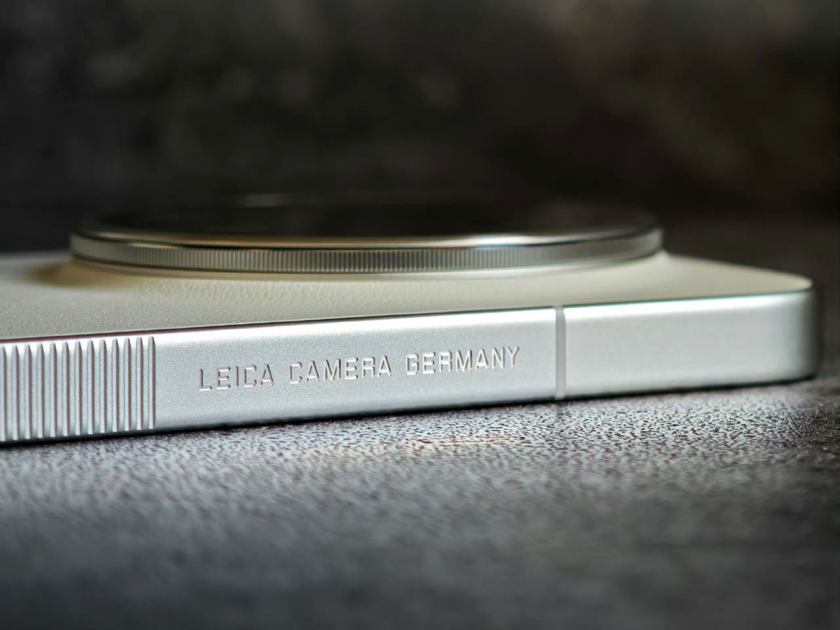 Dòng chữ LEICA CAMERA GERMANY trên khung viền của Xiaomi 17 Ultra Leica Edition