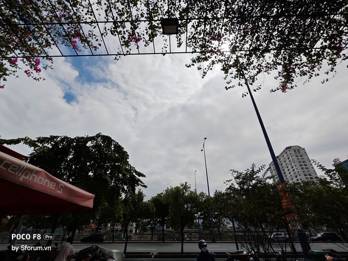 Ảnh chụp góc rộng đủ sáng của POCO F8 Pro