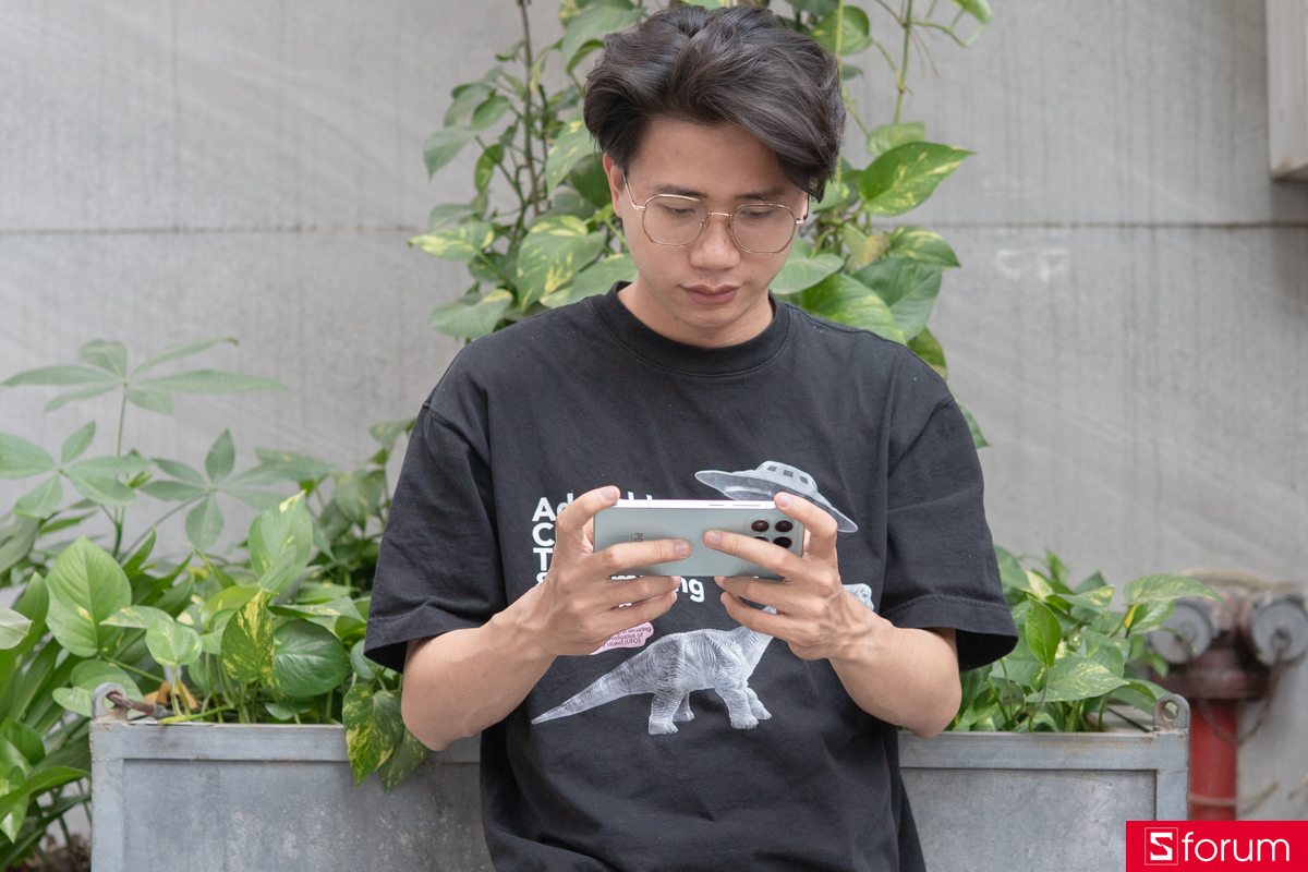 Nhờ kích thước gọn gàng và viền được bo cong, POCO F8 Pro cho cảm giác cầm nắm tốt