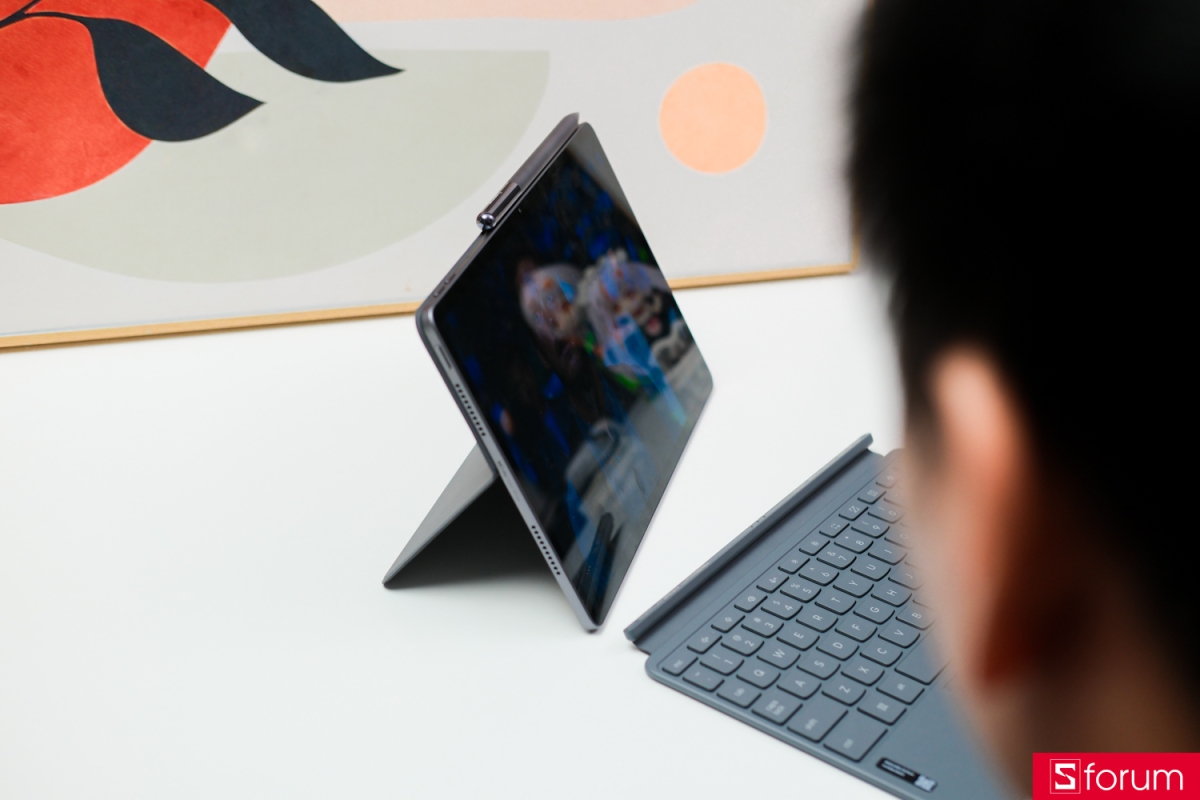 Màn hình gương của Lenovo Yoga Tab khiến máy dễ gặp tình trạng flare