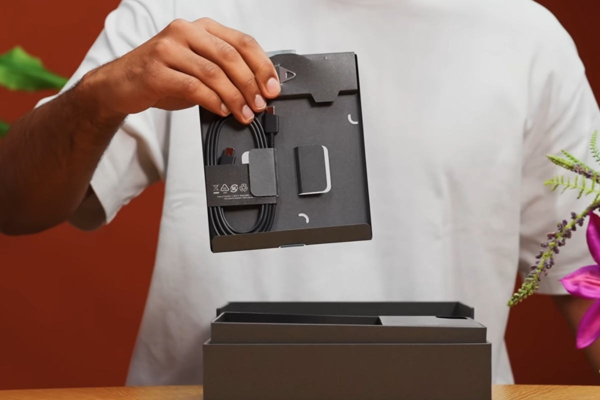 Bộ cáp sạc, que chọc SIM của Samsung Galaxy Z TriFold