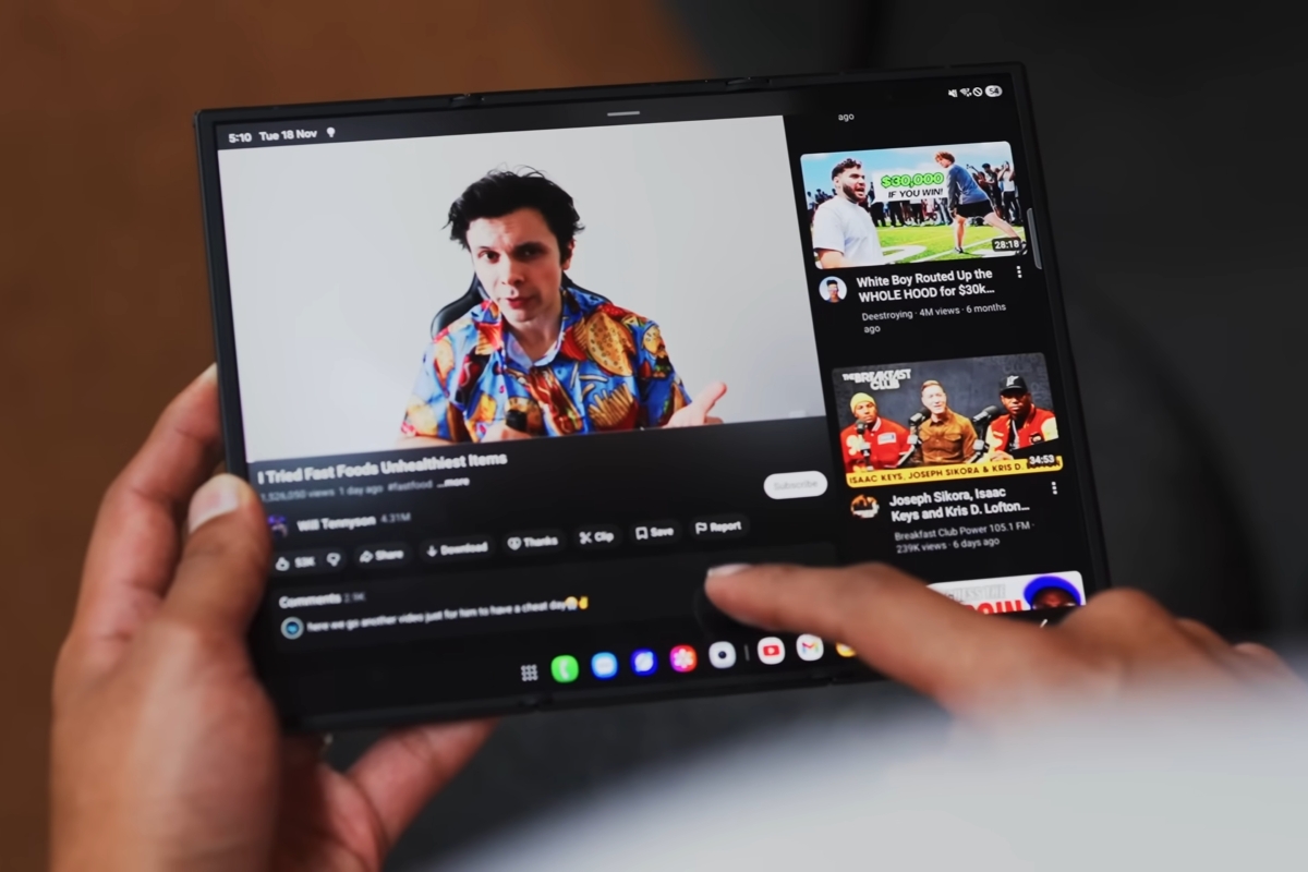 Giao diện YouTube trên Samsung Galaxy Z TriFold