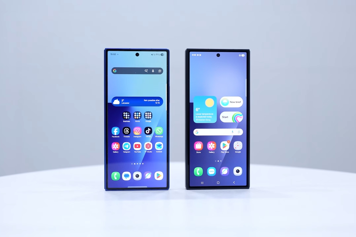 Mặt trước của Galaxy Z Fold7 (trái) và Galaxy Z TriFold (phải)